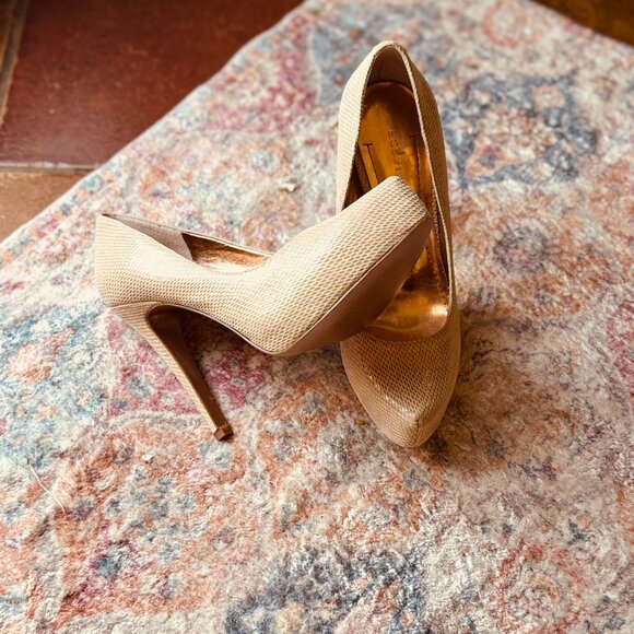 BCBG Generation Beige Snakeskin Textured Platform Pumps – Size 7 (EU 37) – NWOT - Picture 6 of 9